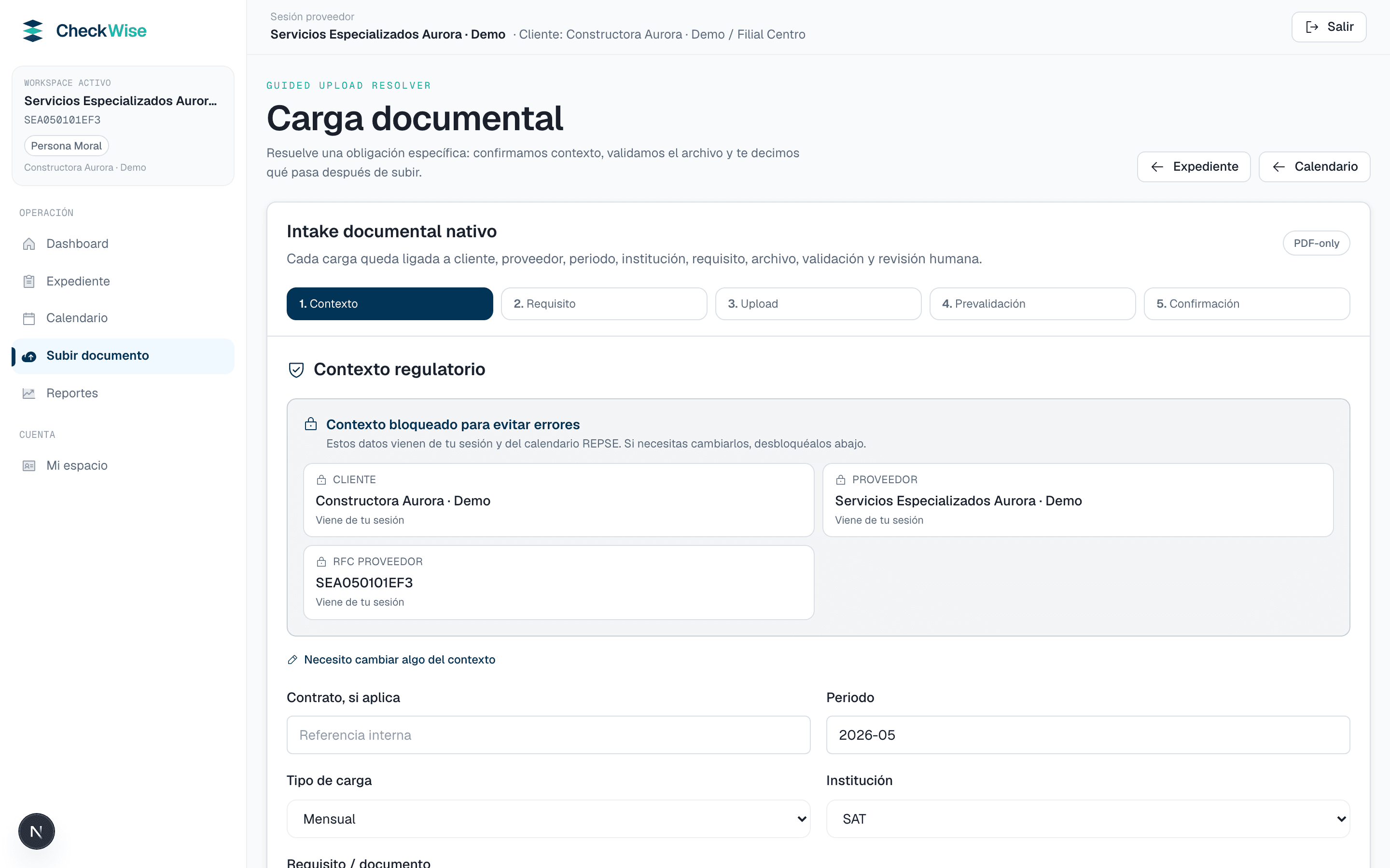 Carga guiada de evidencia documental por requisito, en cinco pasos.